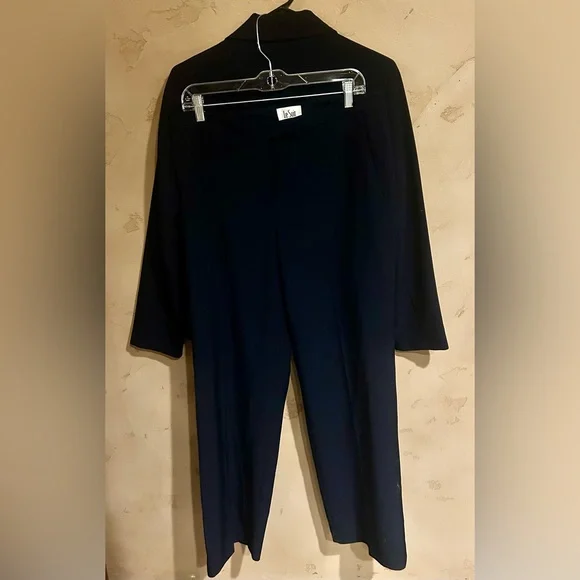 Le Suit Women’s Navy Blue 2 Piece Suit – Size 10 Pleated Pants Worn Once - Picture 6 of 12